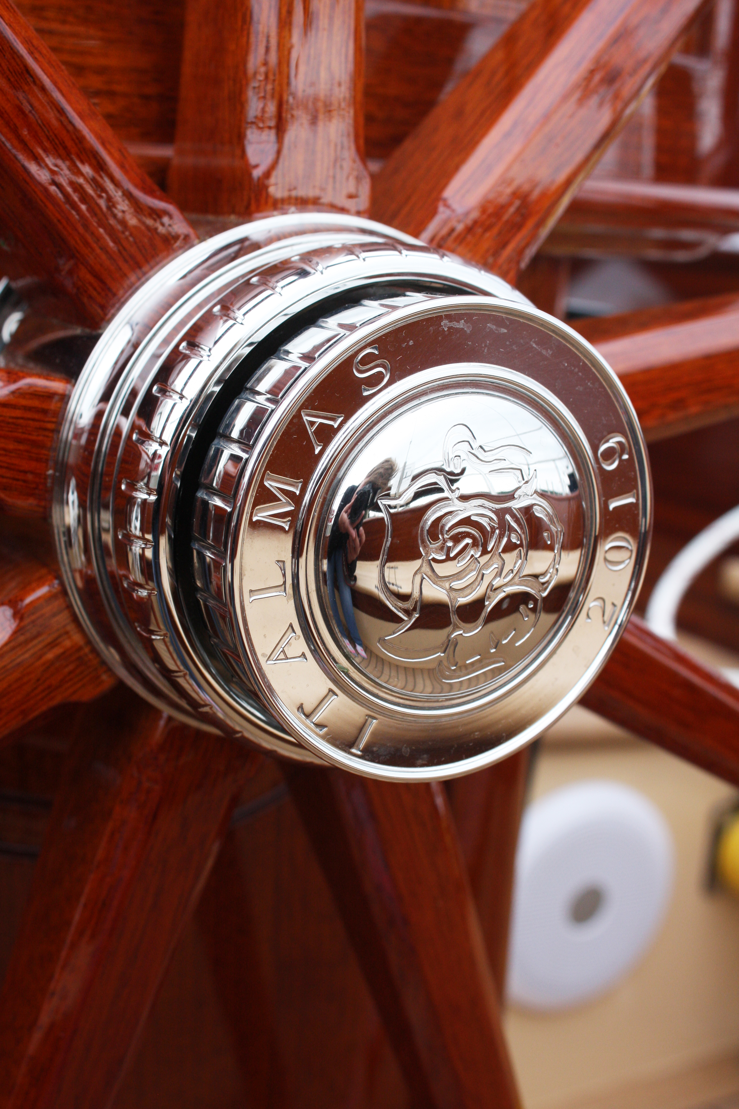 Engraved steering wheel facet with Russian rose